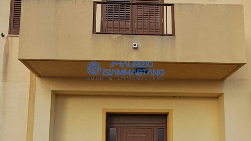New unfurnished apartment for long-term rent in Petrosino.